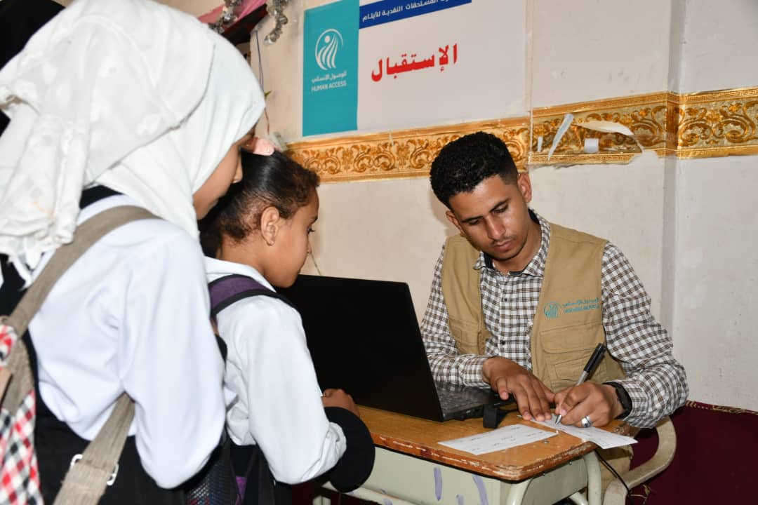 تسليم المستحقات المالية لعدد (1980) يتيما ويتيمة في محافظة تعز  