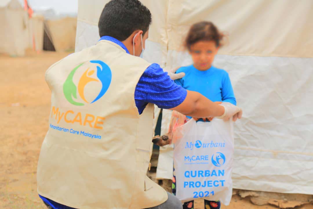 بتمويل من منظمة ماي كير.. توزيع لحوم الأضاحي لأكثر من 6 ألف نازح