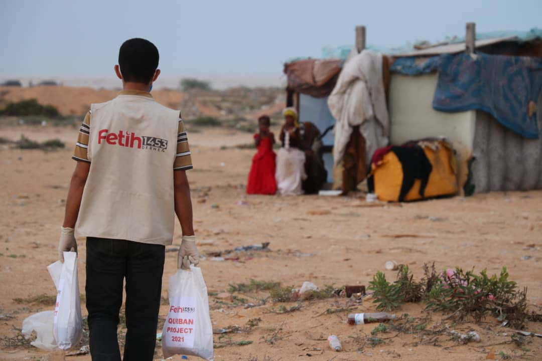 مؤسسة الفاتح توزع لحوم الأضاحي لـ 2784 شخص في محافظة المهرة 