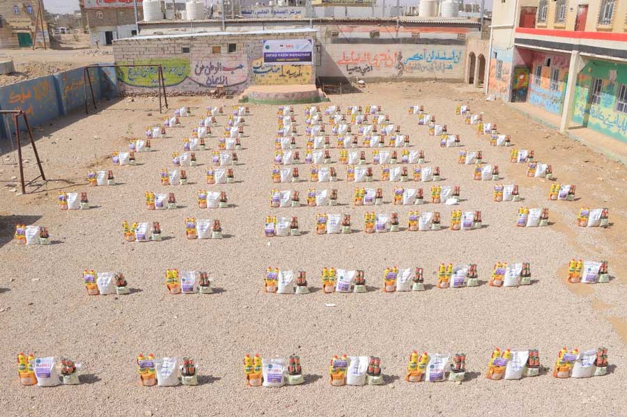 حضرموت ومأرب: 500 أسرة تستفيد من سلال غذائية رمضانية