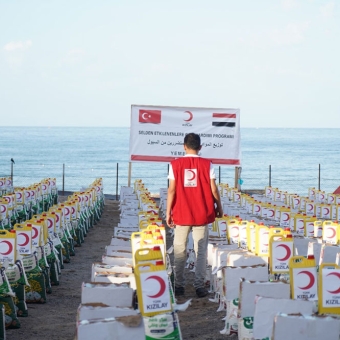 2336 نازحا يستفيدون من مواد غذائية في الحديدة