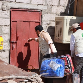 حقائب شتوية لـ 189 أسرة نازحة