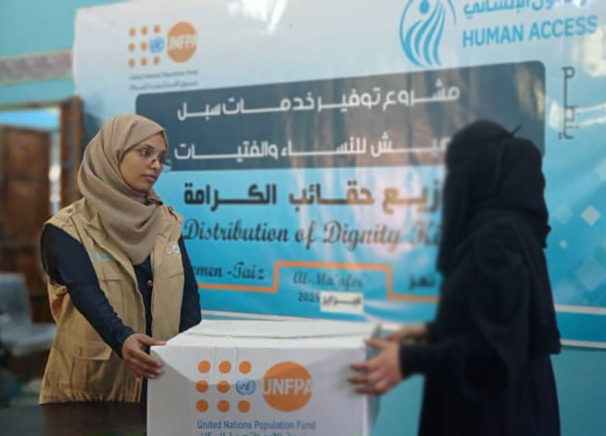 توزيع حقائب الكرامة في تعز وتنظيم بازار في مأرب