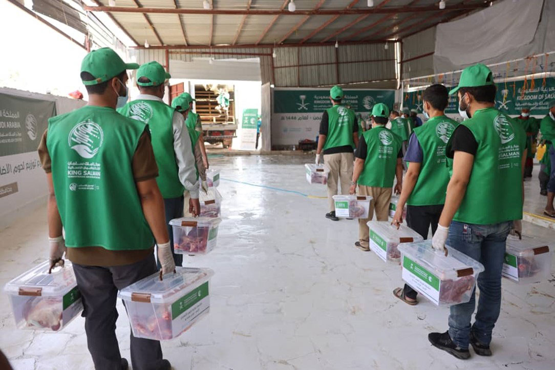 بتمويل من مركز الملك سلمان للإغاثة.. لحوم الأضاحي تصل إلى 58520 فردا