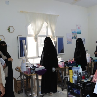 المهرة ومأرب: تأهيل مهني وتوزيع منح سبل العيش لـ 33 امرأة