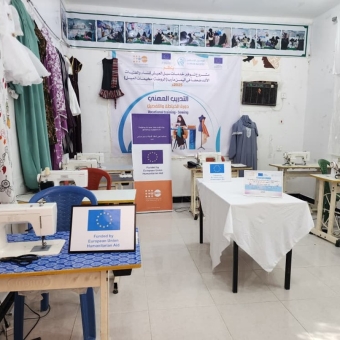 18 امرأة يكتسبن مهارات الخياطة وصناعة الحلويات