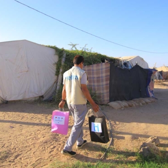 توفير فرش وكسوة لـ 400 يتيم في مخيمات النزوح