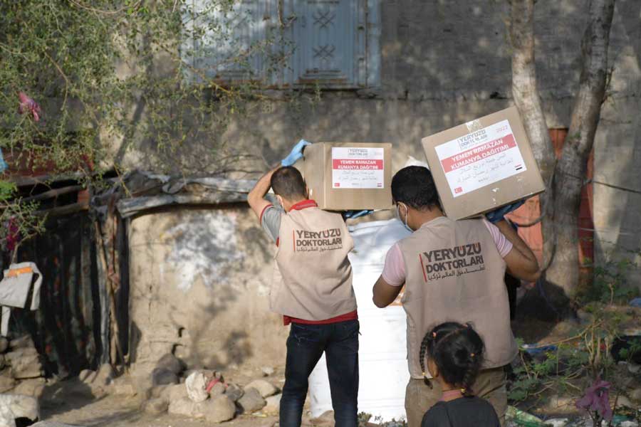YERYUZU DOKTORLARI distributes (300) food baskets to poor families 