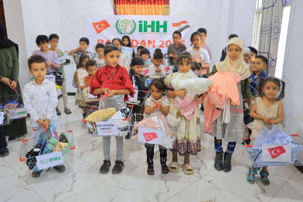 1000 orphans receive Eid clothing 
