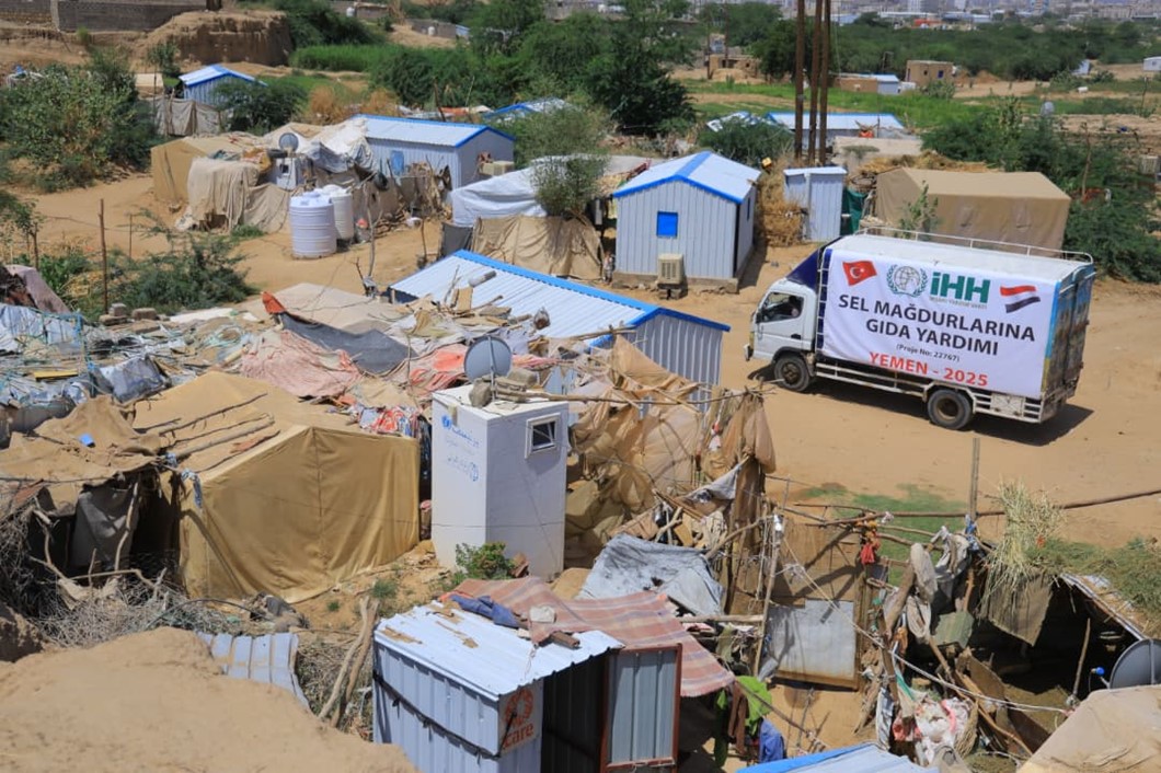 Food aid for 300 displaced and flood-affected families in Marib
